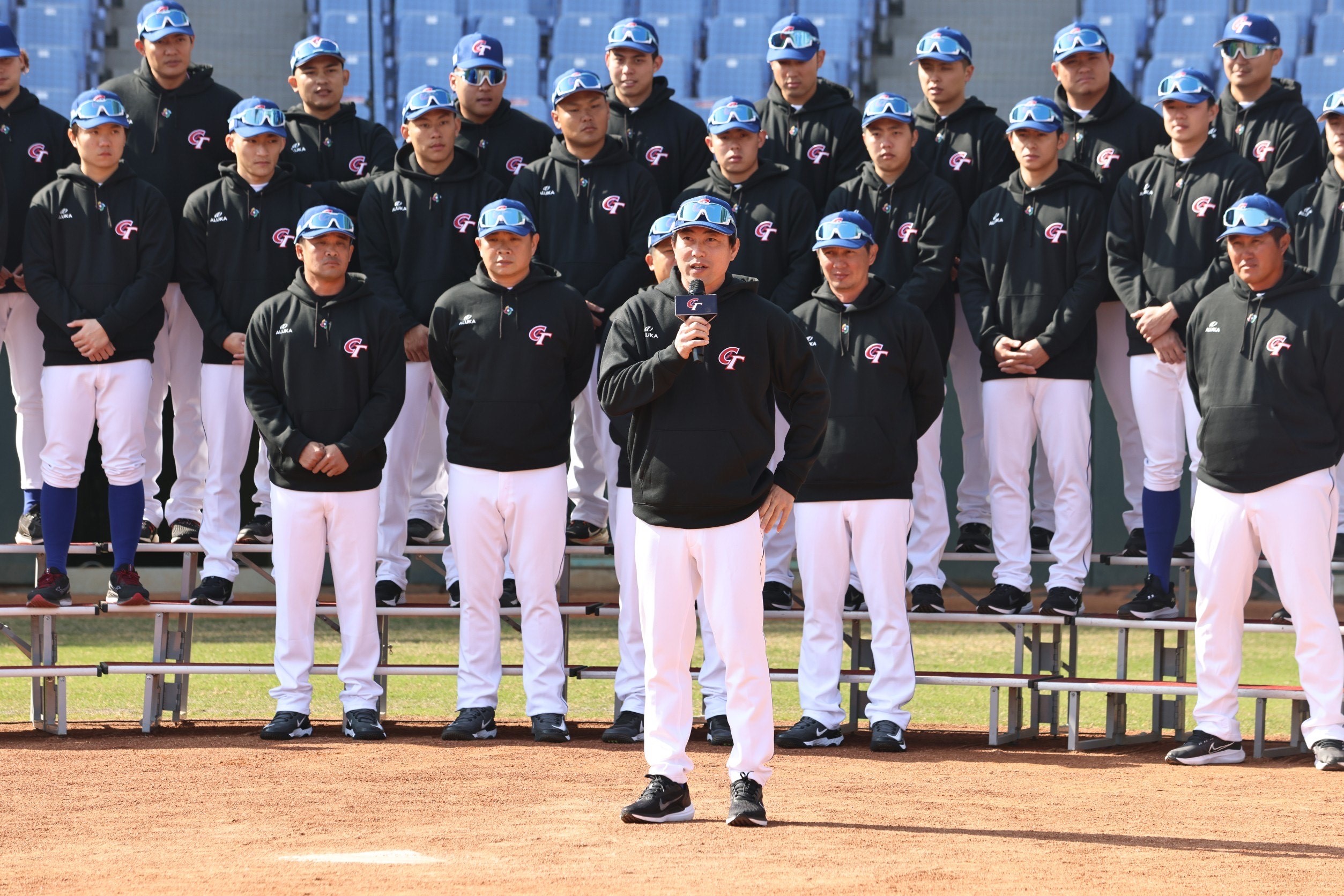(圖)Taiwan National Team head baseball coach Lin Yue-ping shouts “get to the semi-finals, on to the USA” at the World Baseball Classic (WBC). 